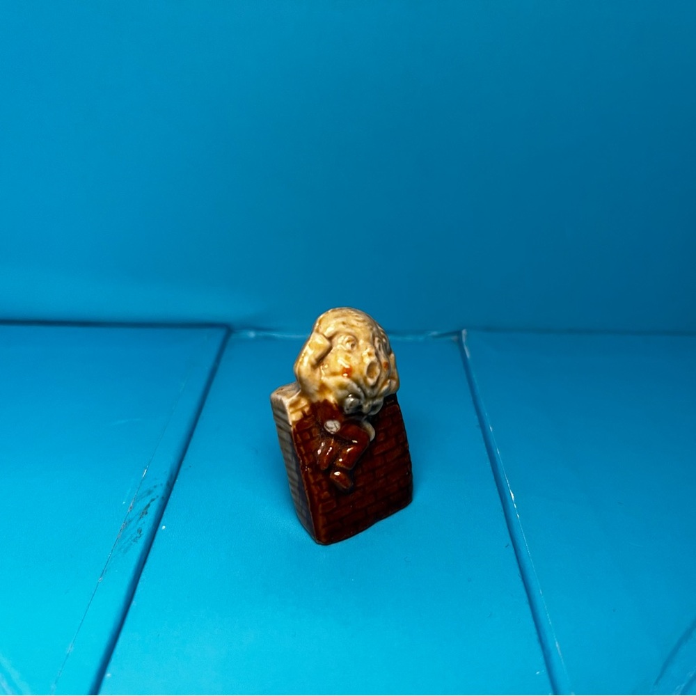 Wade Whimsies - Red Rose Tea -
Nursery Rhymes - Humpty Dumpty *small chip* - Picture 6 of 8